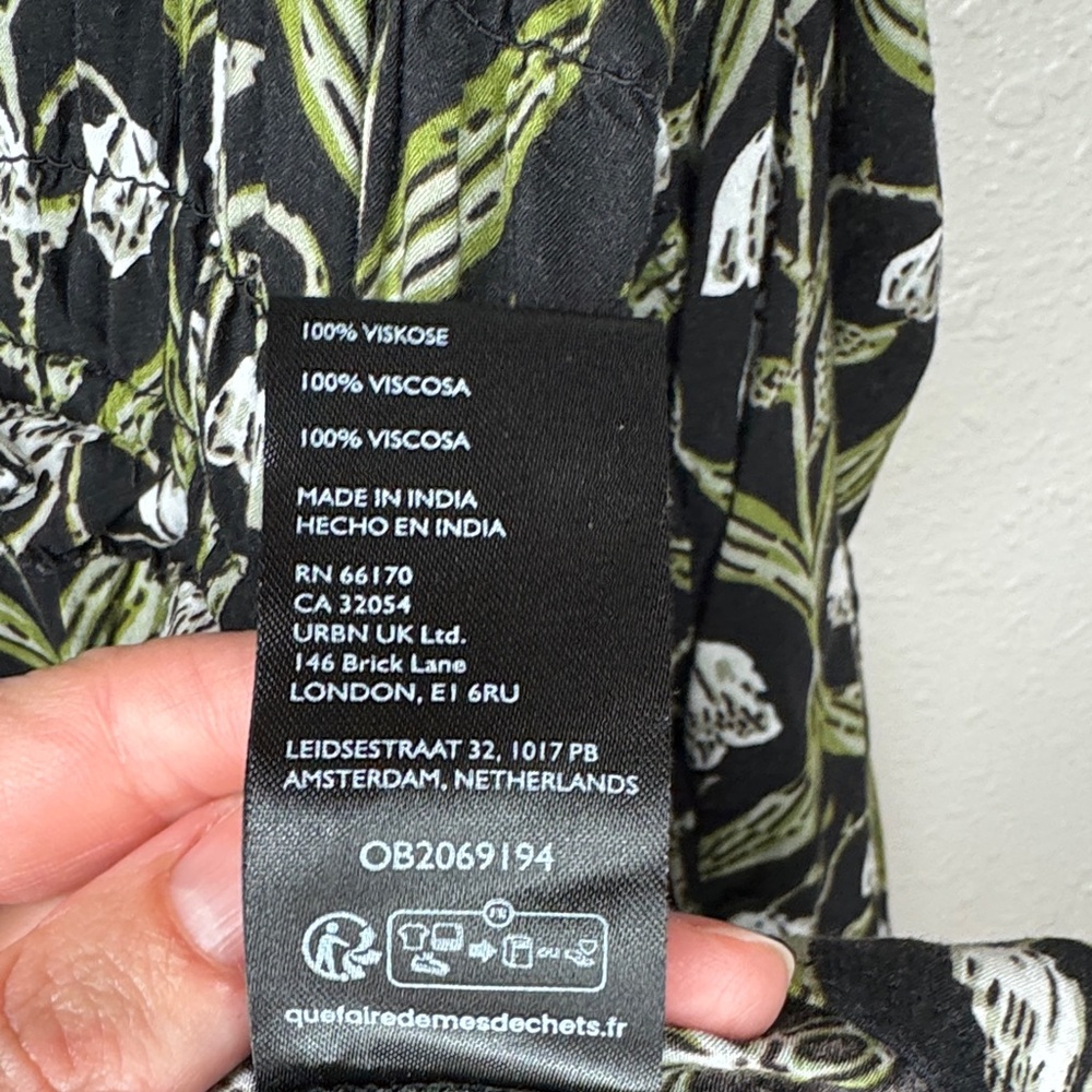 Anthropologie Ruched Sleeve V-neck Black and Green Floral Blouse Fall - XL - Picture 10 of 13